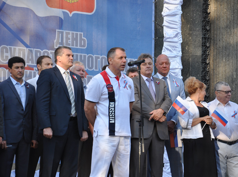 В Симферополе торжественно подняли государственный флаг