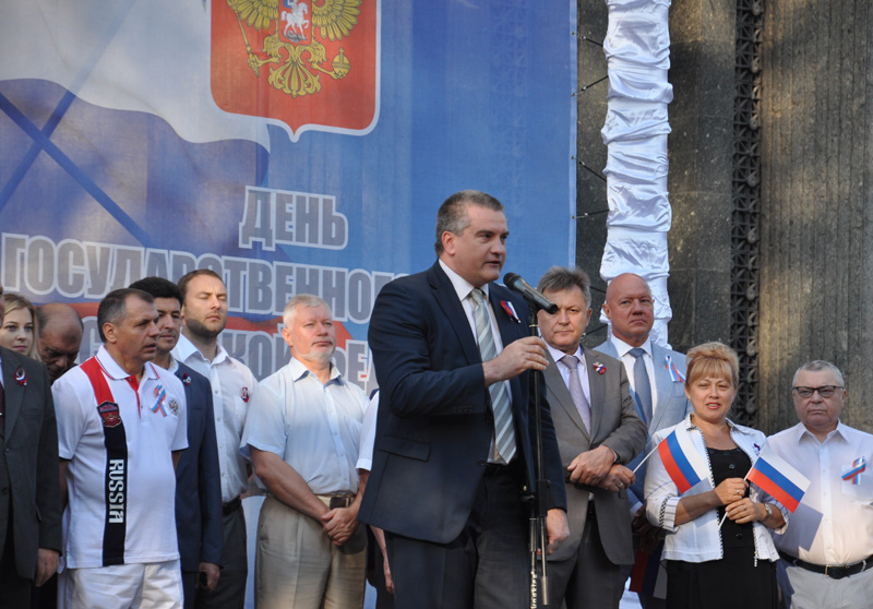 В Симферополе торжественно подняли государственный флаг