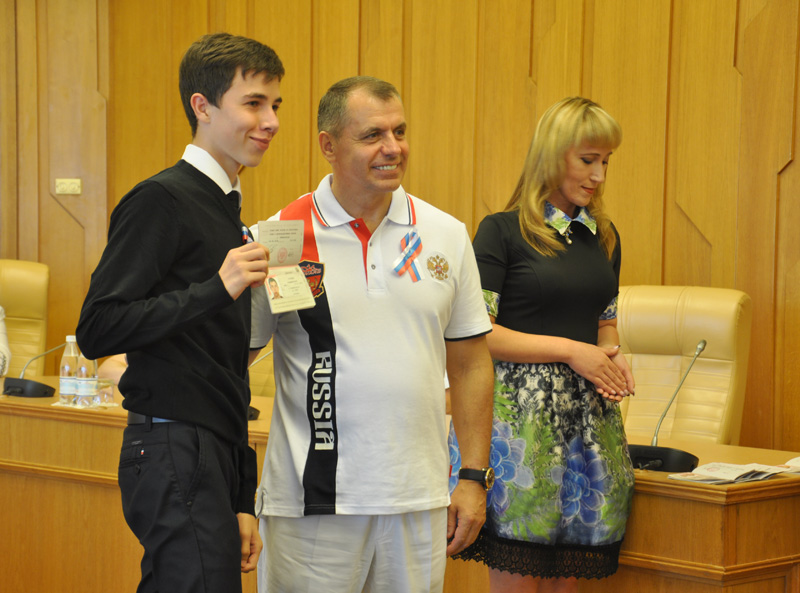 В Симферополе юным крымчанам вручили первые паспорта