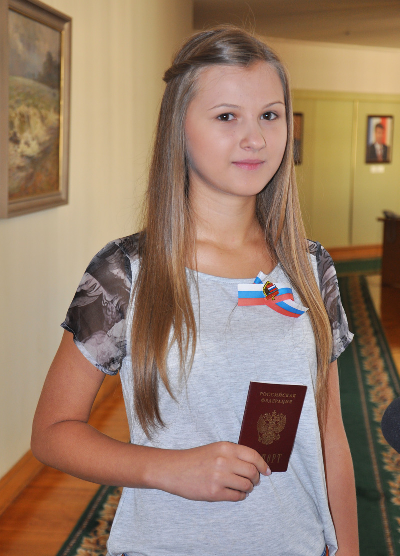 В Симферополе юным крымчанам вручили первые паспорта