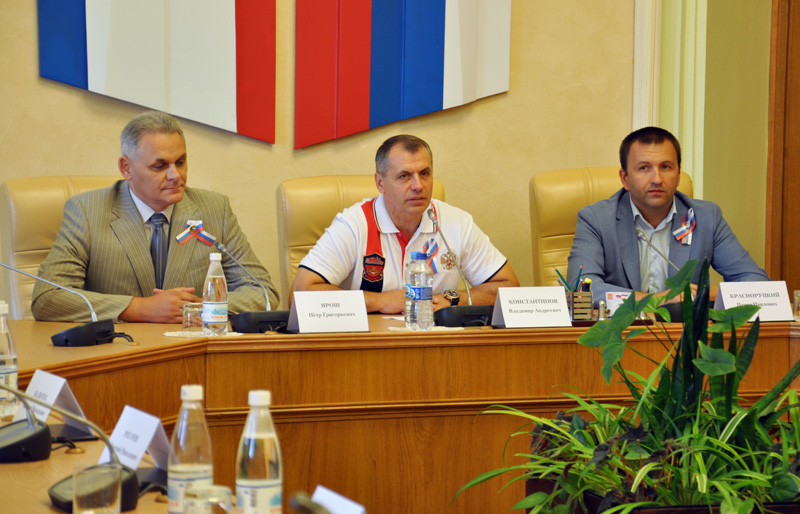 В Симферополе юным крымчанам вручили первые паспорта