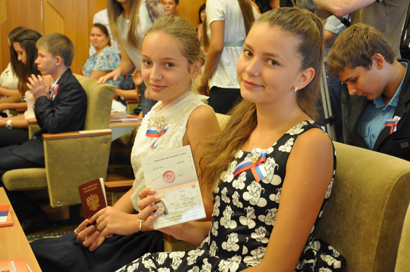 В Симферополе юным крымчанам вручили первые паспорта