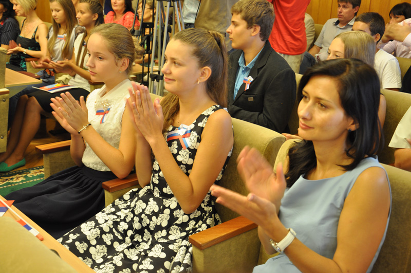 В Симферополе юным крымчанам вручили первые паспорта