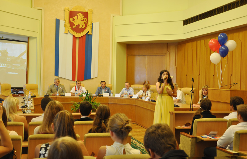 В Симферополе юным крымчанам вручили первые паспорта