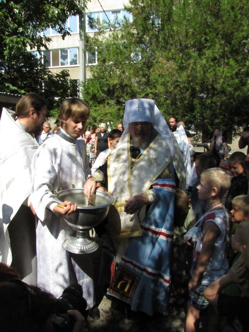 Крымский митрополит провел службу для беженцев