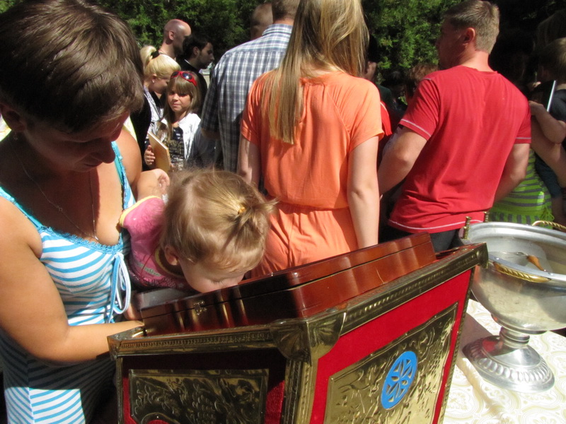 Крымский митрополит провел службу для беженцев