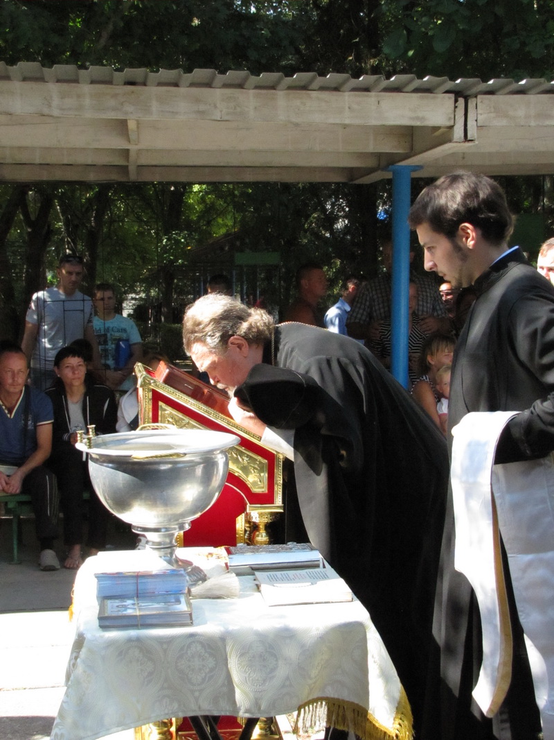 Крымский митрополит провел службу для беженцев