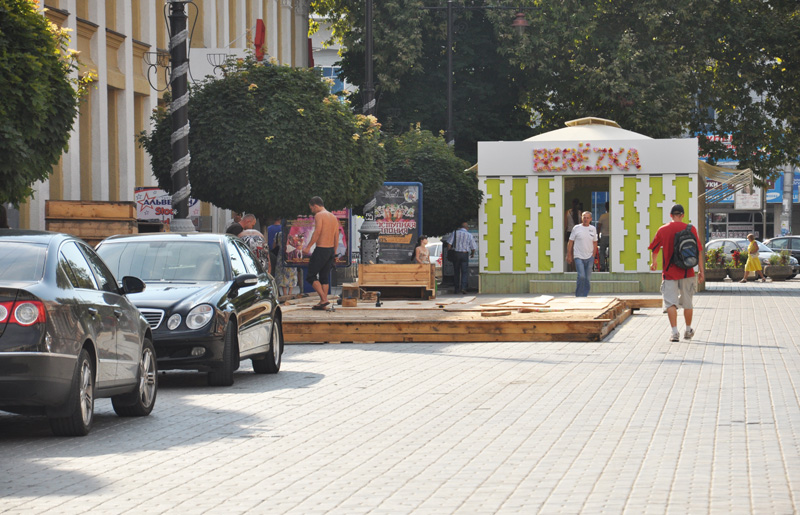 В центре Симферополя вновь возводят недавно снесенное летнее кафе