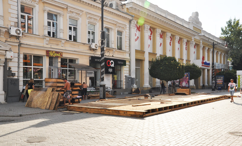 В центре Симферополя вновь возводят недавно снесенное летнее кафе