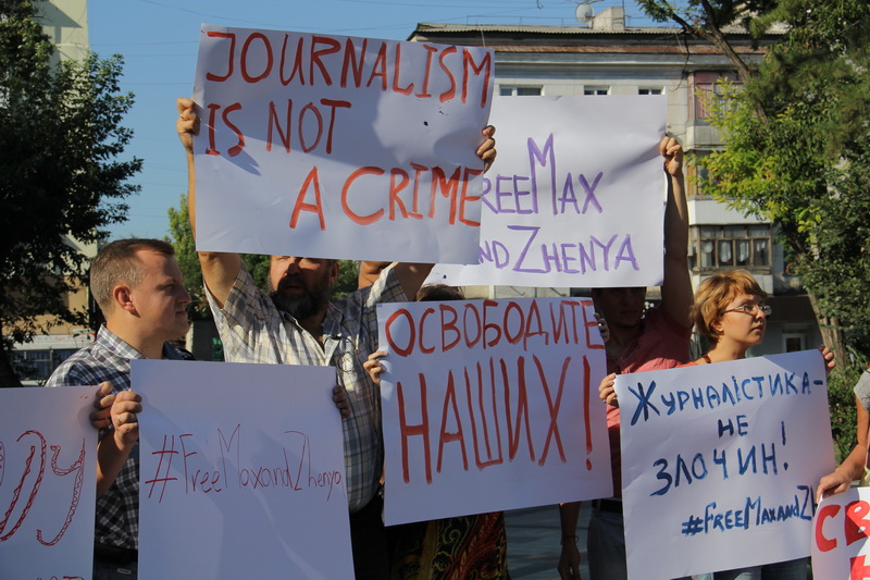 В Симферополе прошла акция в поддержку пропавших журналистов