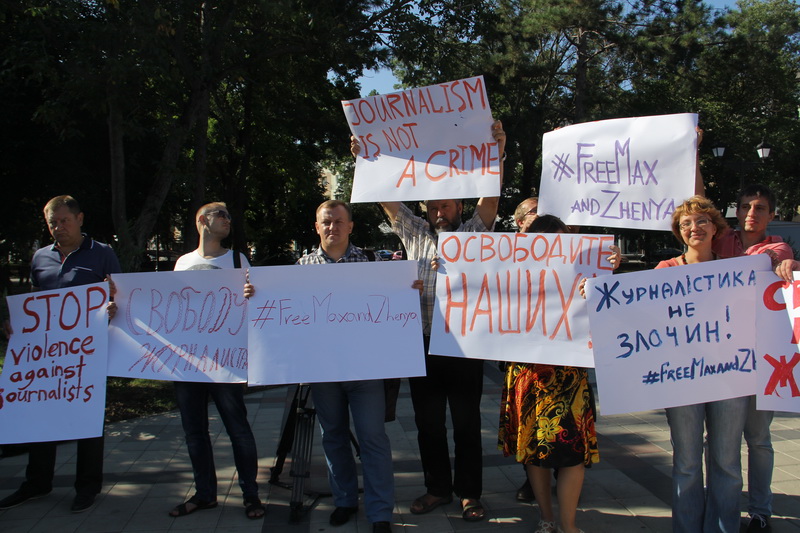 В Симферополе прошла акция в поддержку пропавших журналистов