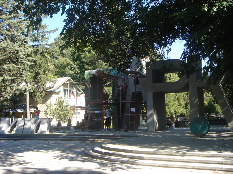 Буквы на входе в Детский парк в Симферополе начали выкладывать мозаикой