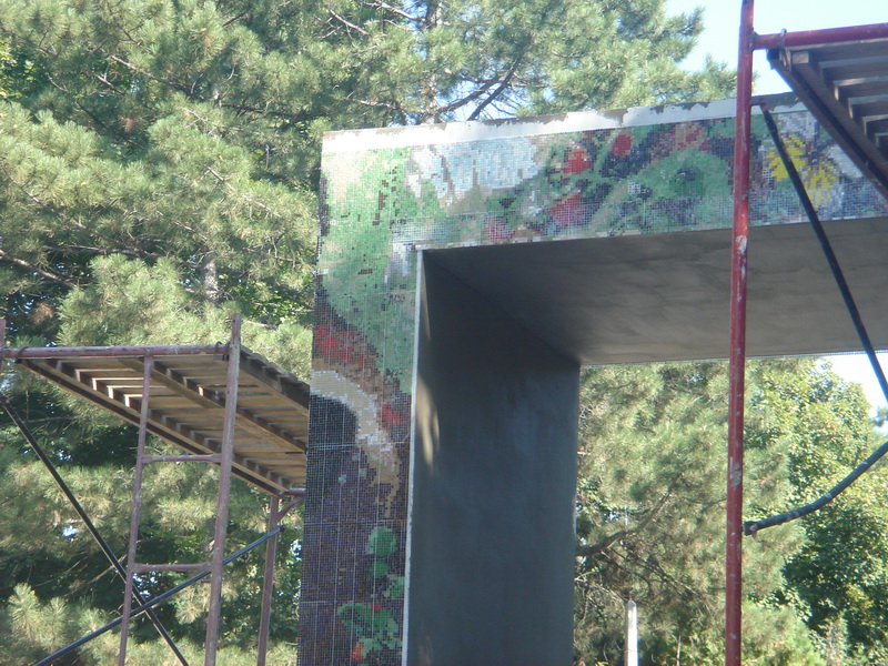 Буквы на входе в Детский парк в Симферополе начали выкладывать мозаикой