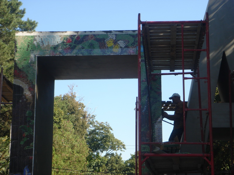 Буквы на входе в Детский парк в Симферополе начали выкладывать мозаикой