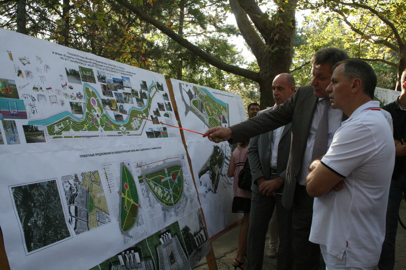 В парках Симферополя появится освещение и велосипедный патруль