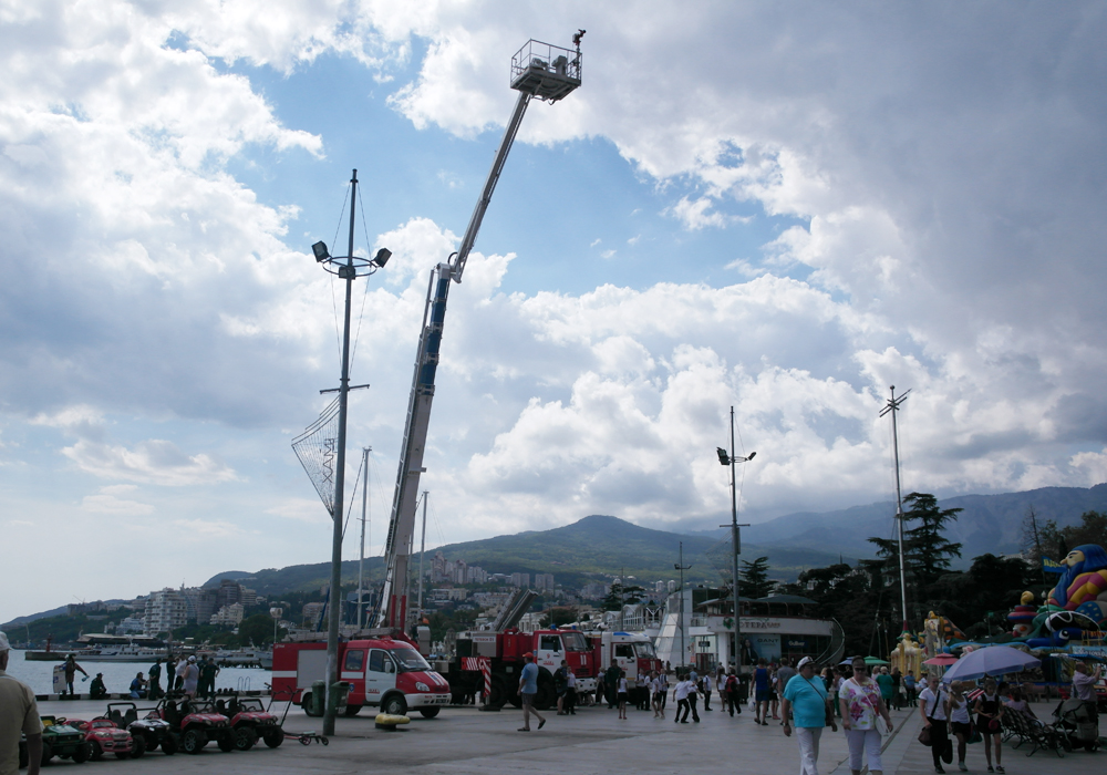 На ялтинской набережной показали технику МЧС