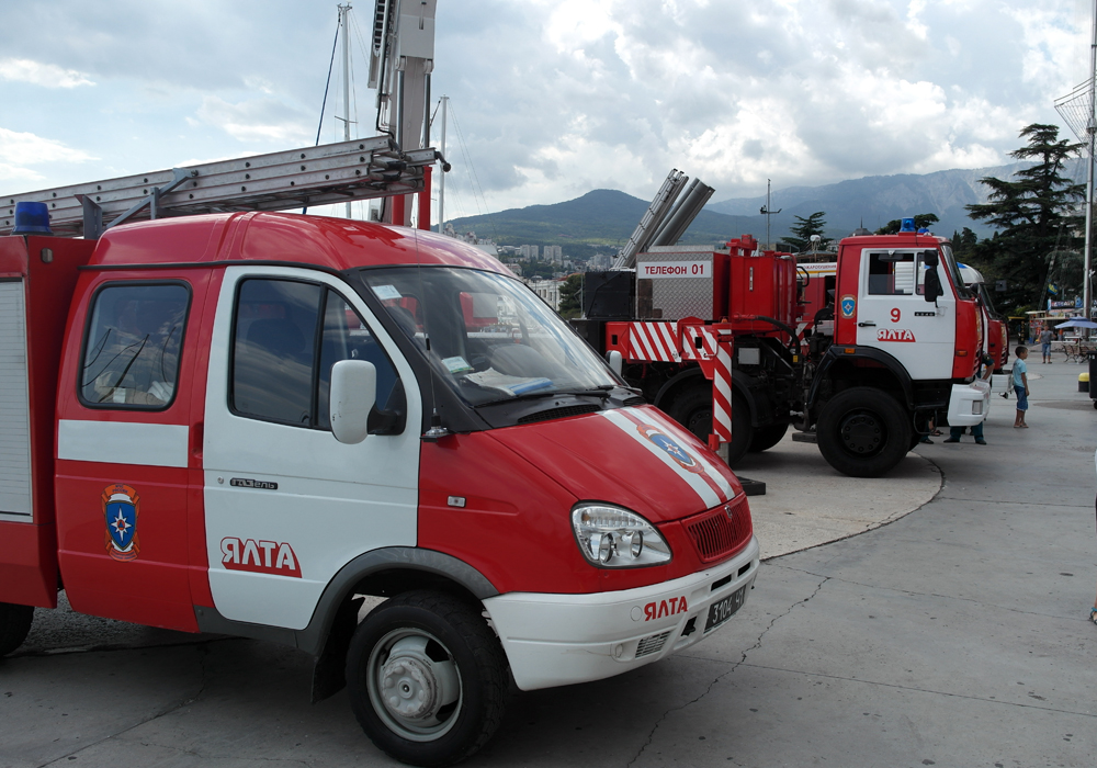 На ялтинской набережной показали технику МЧС