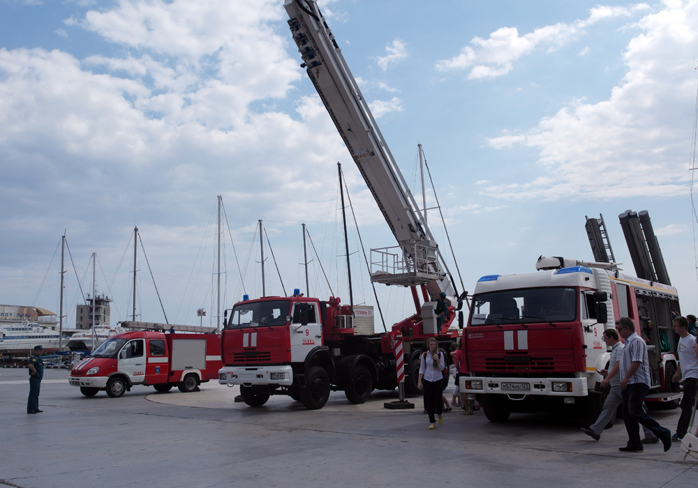На ялтинской набережной показали технику МЧС