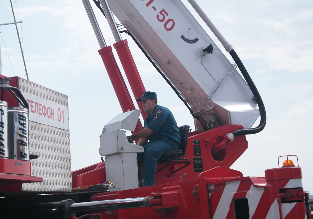 На ялтинской набережной показали технику МЧС