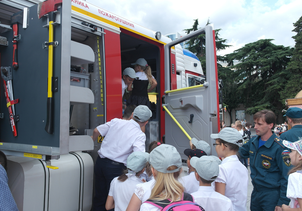 На ялтинской набережной показали технику МЧС