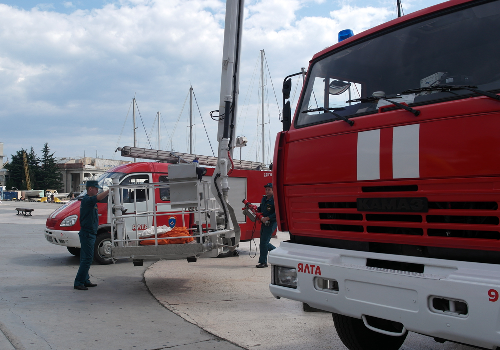 На ялтинской набережной показали технику МЧС