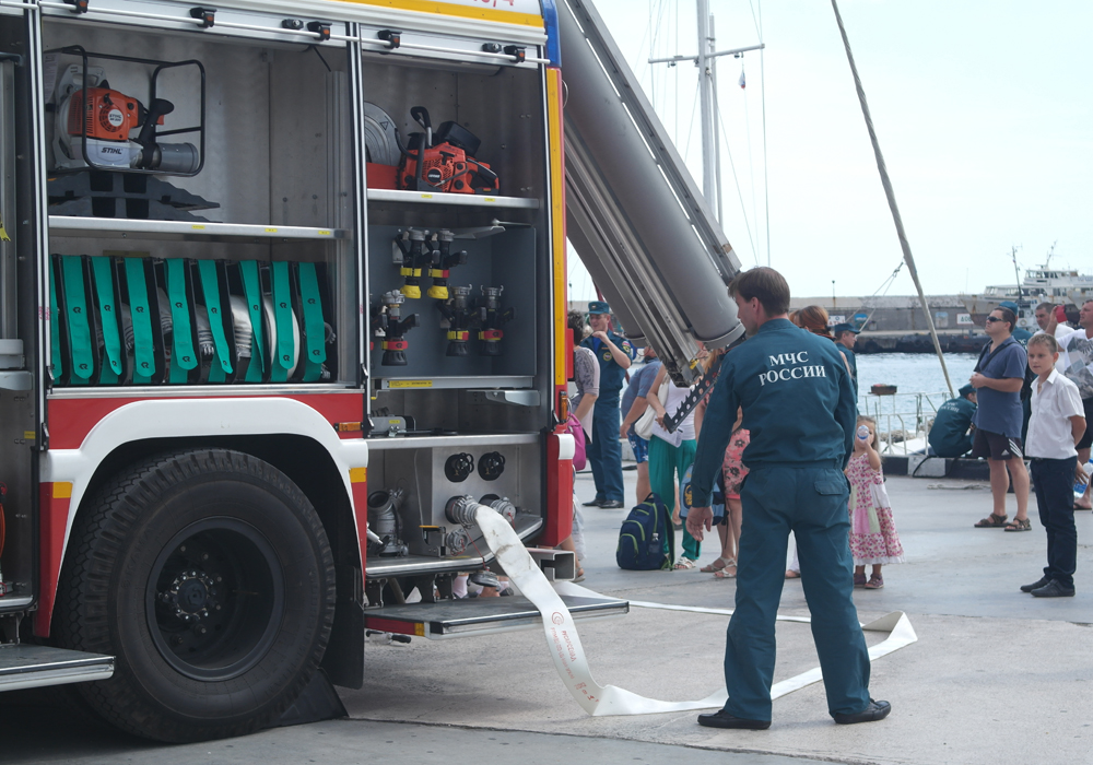 На ялтинской набережной показали технику МЧС