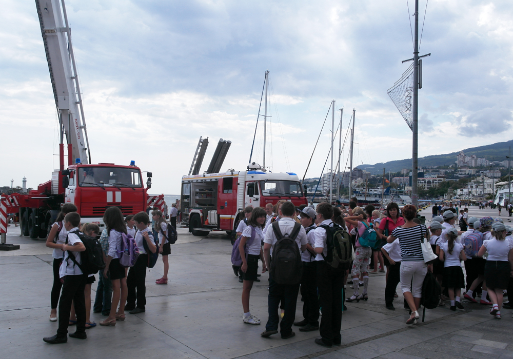 На ялтинской набережной показали технику МЧС