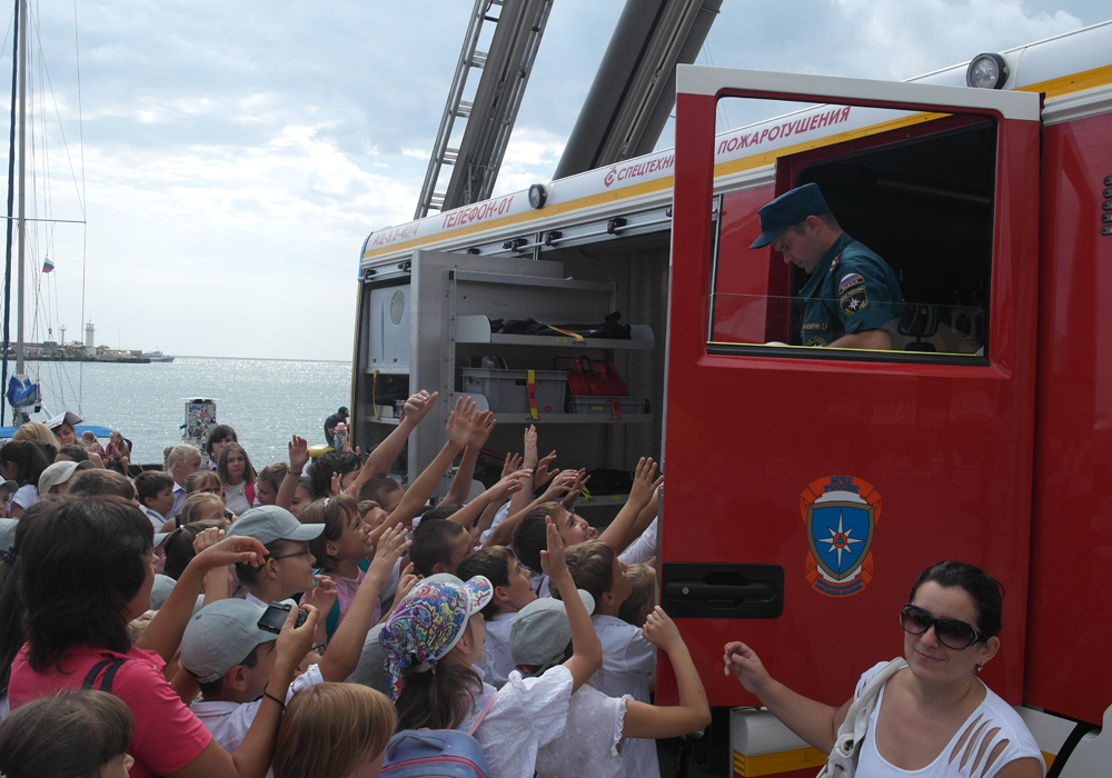 На ялтинской набережной показали технику МЧС