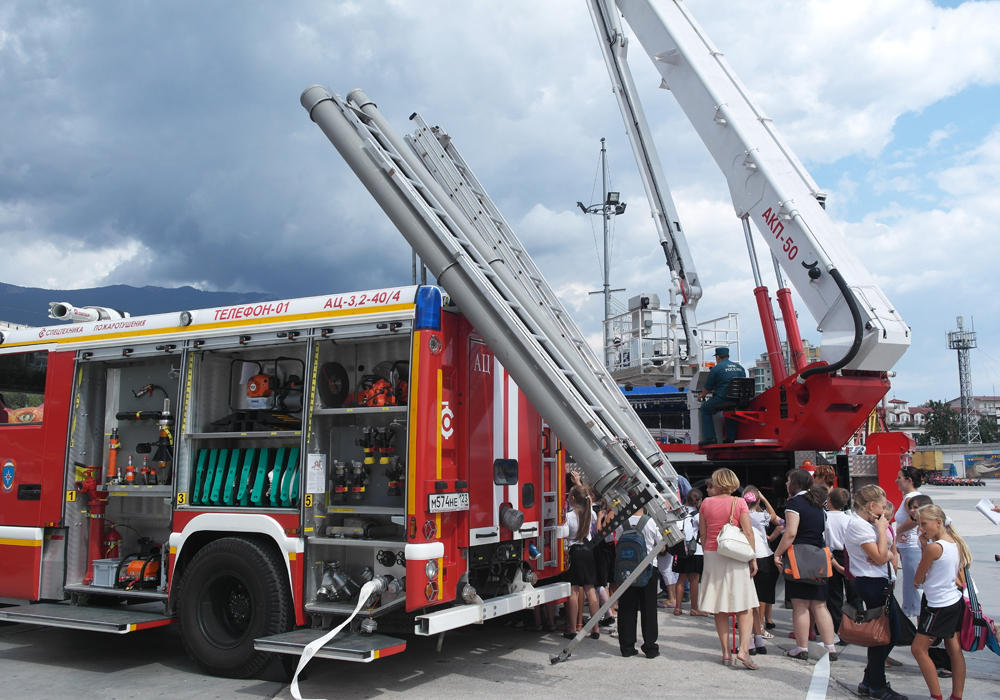 На ялтинской набережной показали технику МЧС