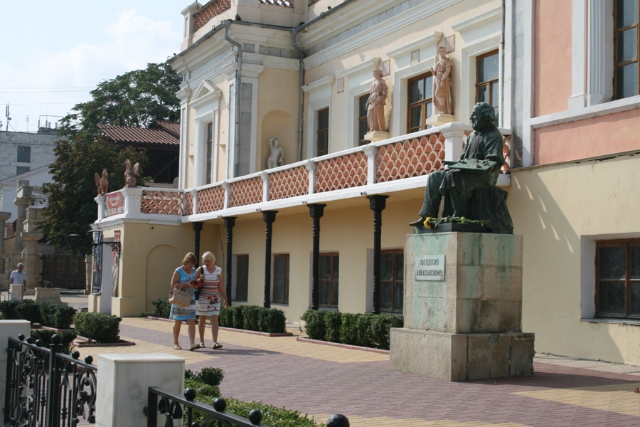 В Крыму определили приоритетные культурные объекты для реконструкции и строительства