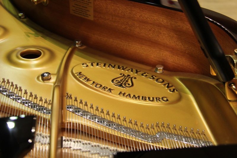 Симферопольскому музучилищу подарили рояль «Стейнвей»