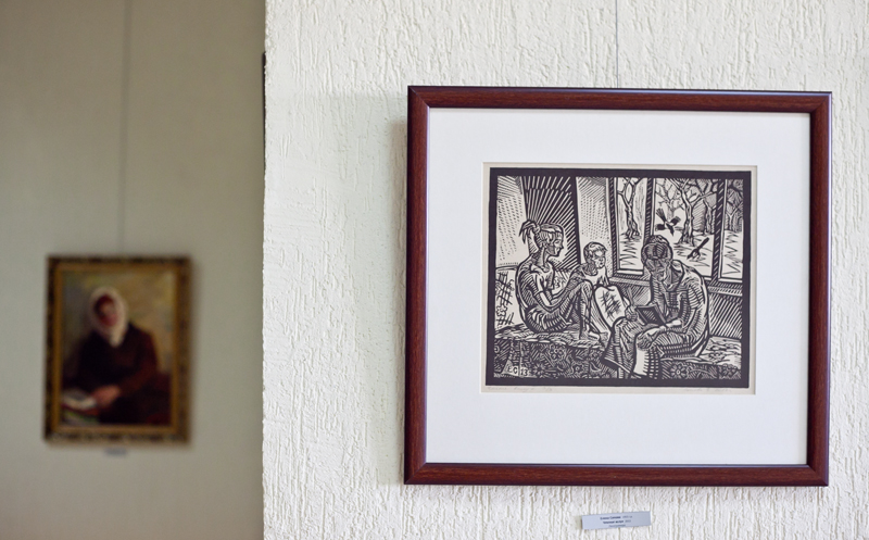 В Севастополе открылась выставка художников «Человек читающий»