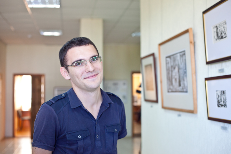 В Севастополе открылась выставка художников «Человек читающий»