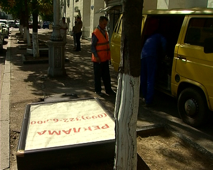 В Севастополе снесли 25 незаконных рекламных конструкций