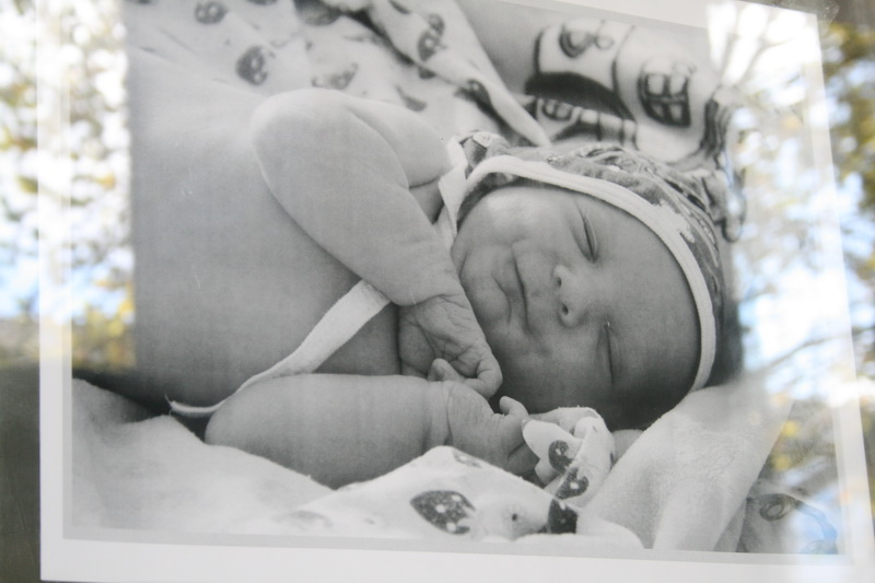 В Симферополе представили фотовыставку, посвященную радости рождения детей