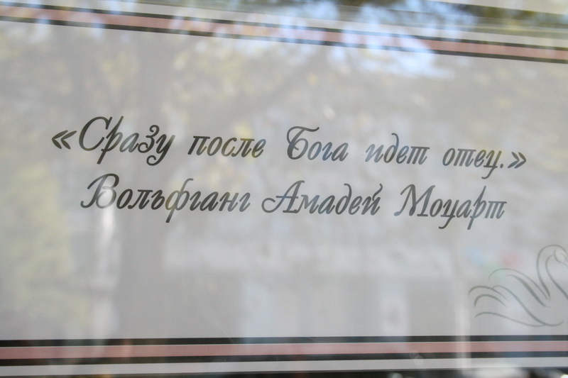 В Симферополе представили фотовыставку, посвященную радости рождения детей