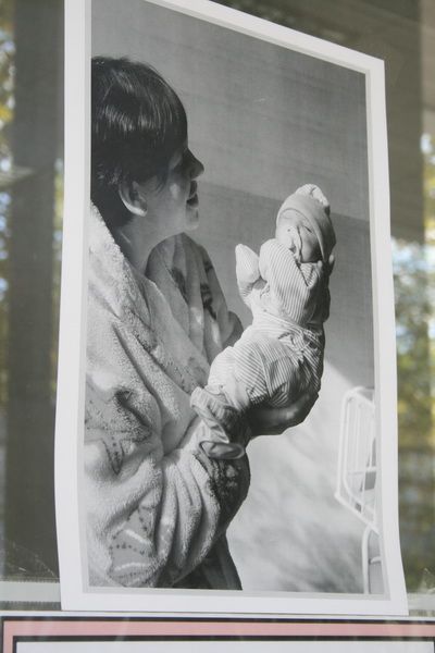 В Симферополе представили фотовыставку, посвященную радости рождения детей