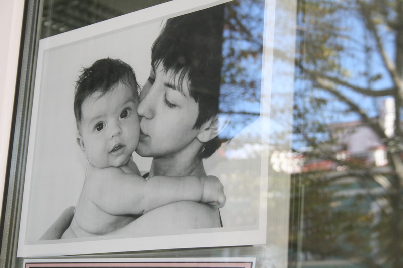 В Симферополе представили фотовыставку, посвященную радости рождения детей