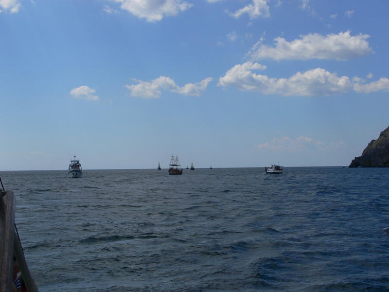 Экологи усмотрели нарушения в морских прогулках вдоль Карадага