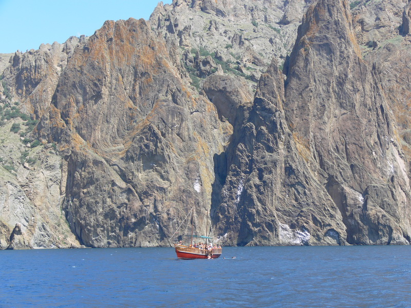 Экологи усмотрели нарушения в морских прогулках вдоль Карадага