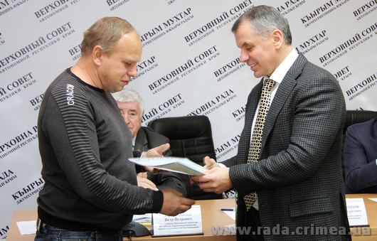 Крымский спикер вручил ключи от квартир инвалидам по зрению