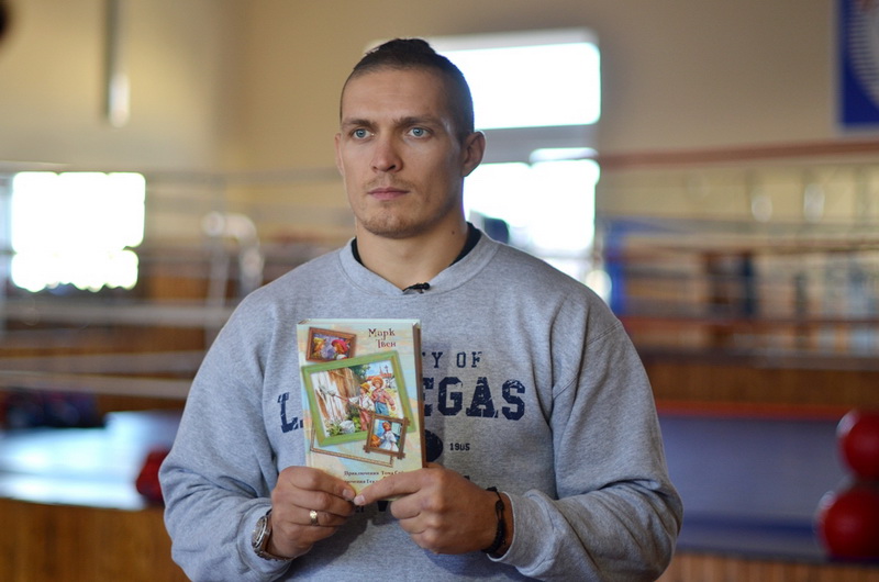 Боксер-олимпиец передал детям книгу Марка Твена