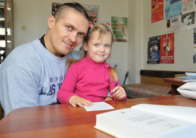 Боксер-олимпиец передал детям книгу Марка Твена