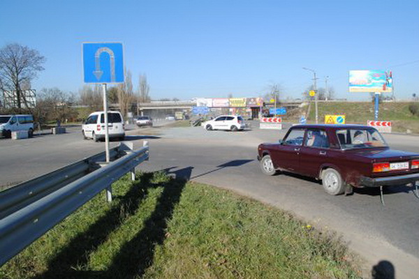 На выезде из Симферополя перекрыли участок трассы