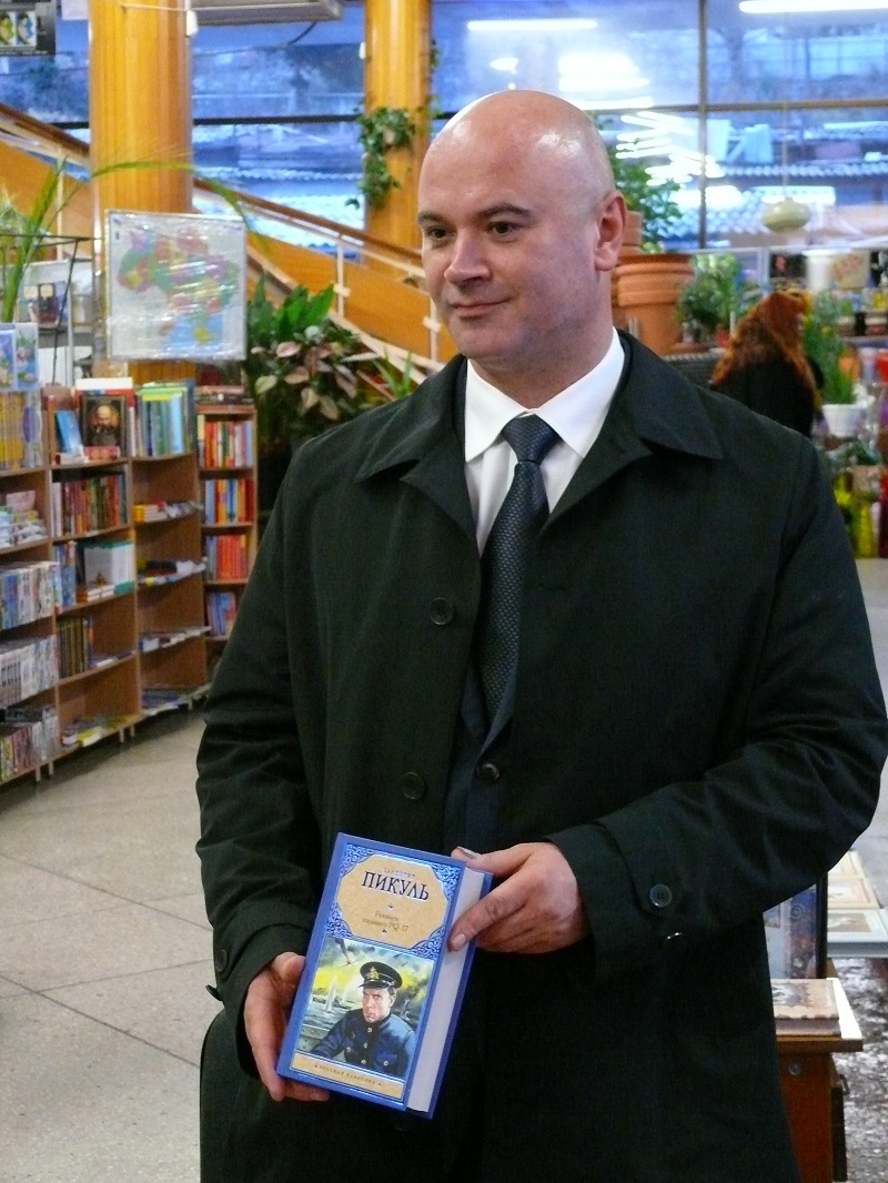 Мэр Ялты принял участие в акции «Книги, которые нас воспитали»