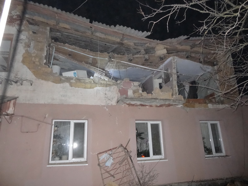 В Черноморском взрывом газа разрушена стена дома