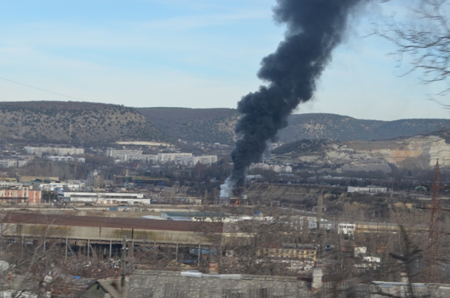 В порту возле Севастополя загорелся мазут