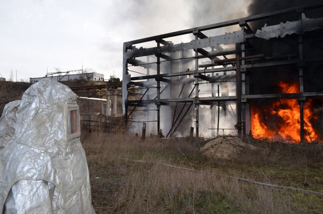 В порту возле Севастополя загорелся мазут