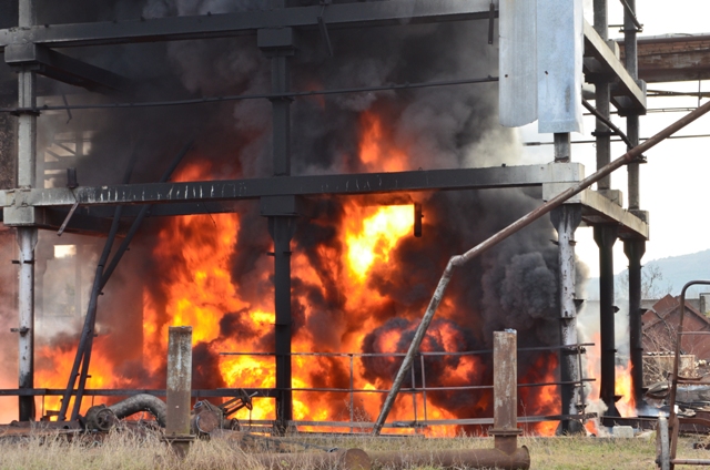 В порту возле Севастополя загорелся мазут
