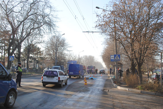 Под колесами автобуса в Симферополе погибла девушка